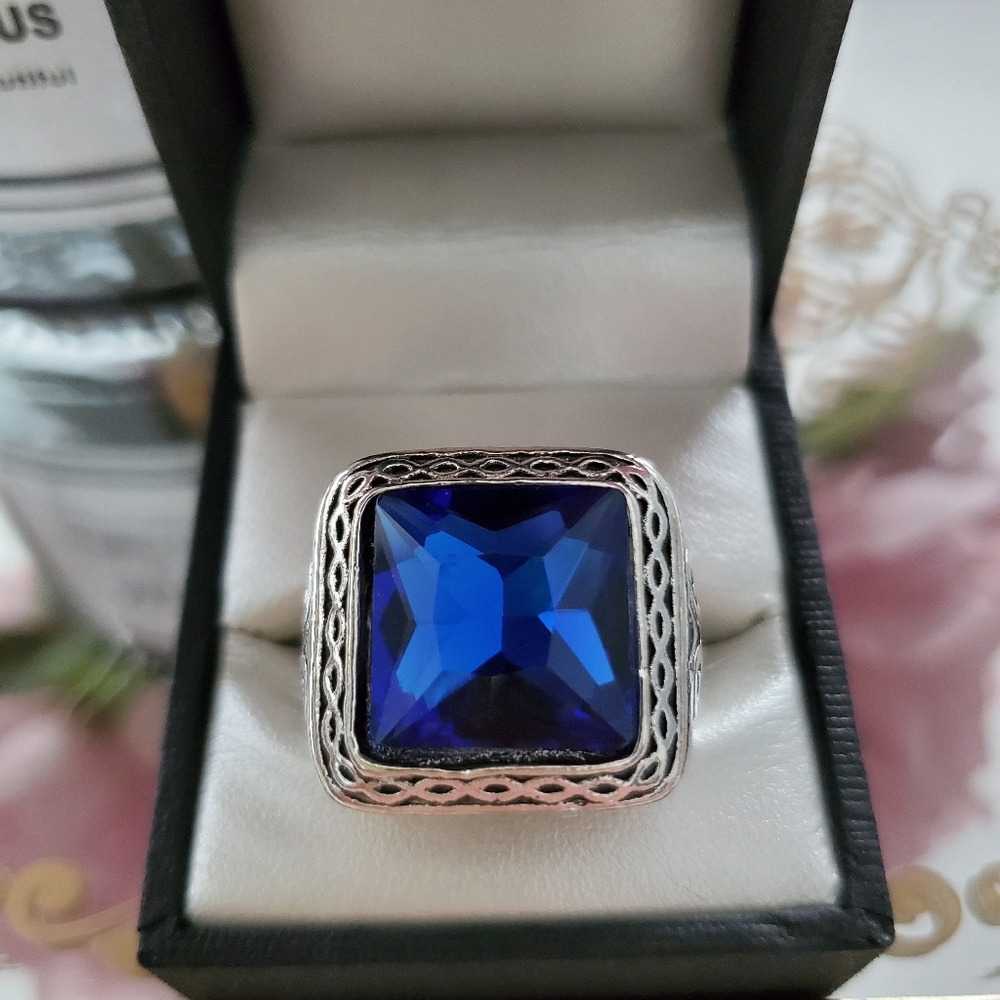 Gorgeous blue sapphire glass stone ring - Picture 3 of 5